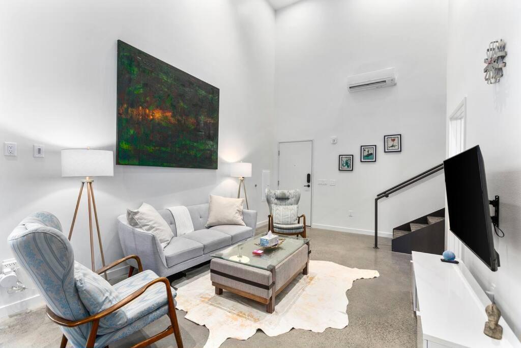 Airy And Open Corner Loft - 92 Walkscore Редмънд Екстериор снимка