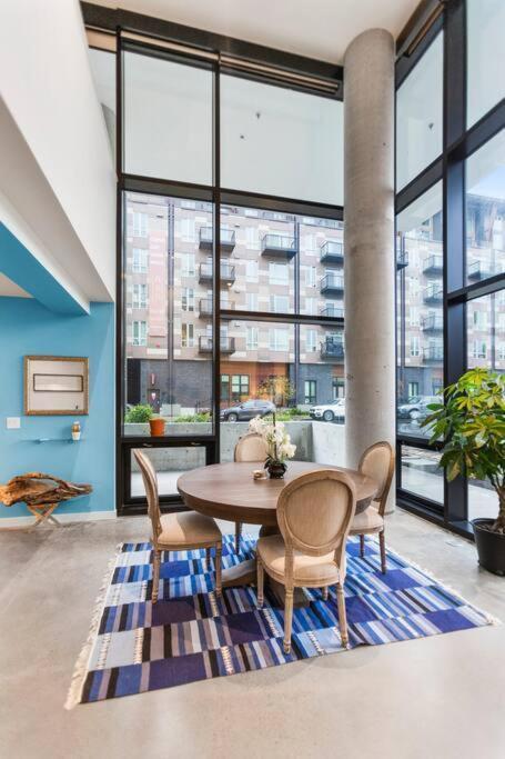 Airy And Open Corner Loft - 92 Walkscore Редмънд Екстериор снимка